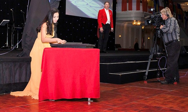 Nguyễn Thị Loan xuất hiện lộng lẫy trên sân khấu Miss World