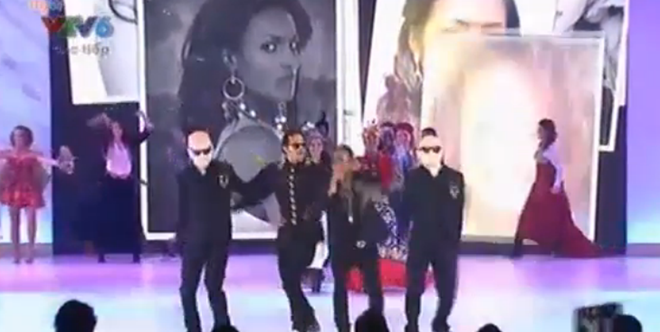 Nguyễn Thị Loan xuất hiện lộng lẫy trên sân khấu Miss World