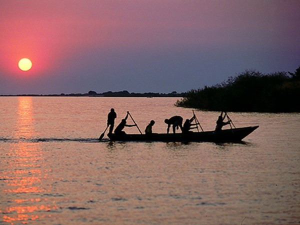 Gần 30 người chết đuối sau vụ lật thuyền ở hồ Tanganyika