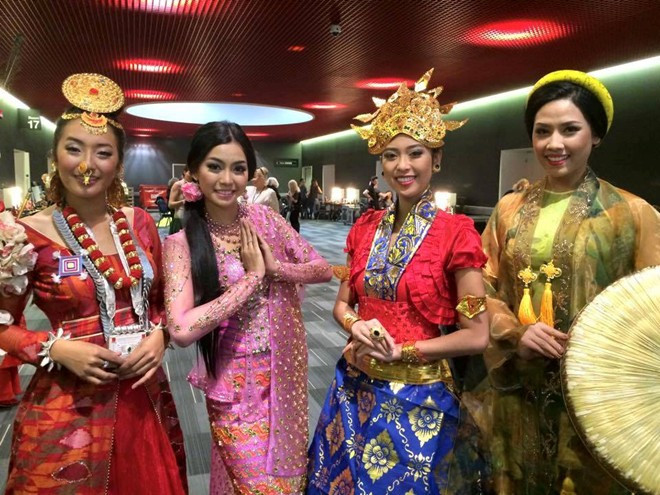 Nguyễn Thị Loan xuất hiện lộng lẫy trên sân khấu Miss World