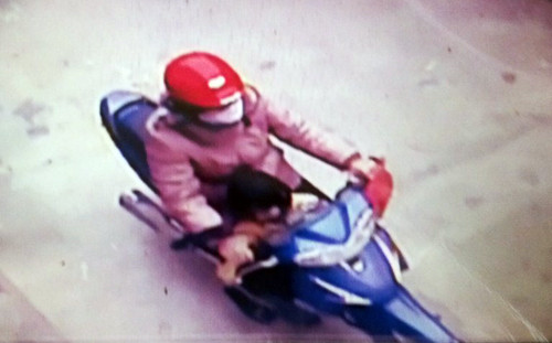 Bé gái 4 tuổi bị người lạ bế đi giữa trưa ảnh 4 Bé gái 4 tuổi bị người lạ bế đi giữa trưa ảnh 4