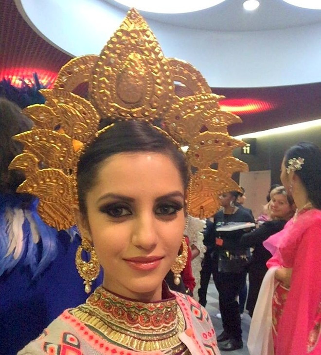 Nguyễn Thị Loan xuất hiện lộng lẫy trên sân khấu Miss World