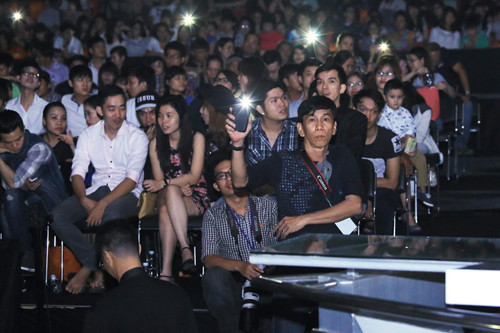 Khán giả bật đèn điện thoại để soi sáng khi khán phòng mất điện. SU-CO-MAT-DIEN-4-JPG-2330-1418519759.jpg