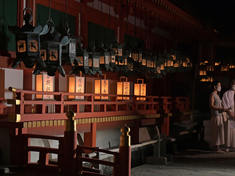 Sau Giao thừa, người Nhật Bản đến các đền, chùa khấn nguyện, cầu may. Ảnh: Engelhorn, Laif, Redux.js.org