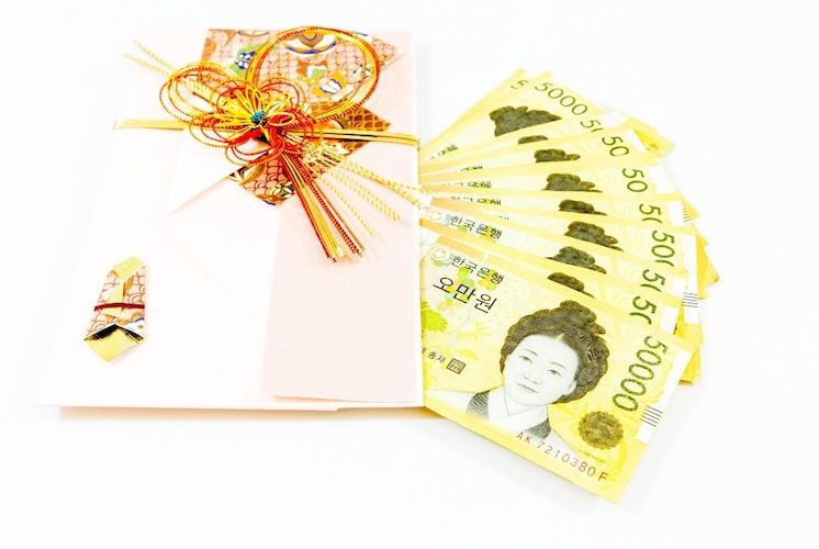 Thời nay, tiền và thẻ quà tặng mới là quà Seollal số 1. Ảnh: Koreatimes.co.kr