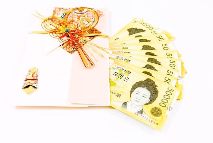 Thời nay, tiền và thẻ quà tặng mới là quà Seollal số 1. Ảnh: Koreatimes.co.kr