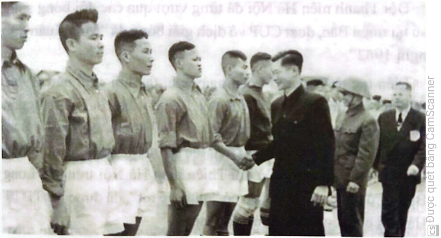 Chủ tịch UBHC thành phố Hà Nội Trần Duy Hưng chúc mừng các cầu thủ trong Hội bóng đá Hà Nội. Ảnh trong sách 'Tản mạn bóng đá Hà thành'