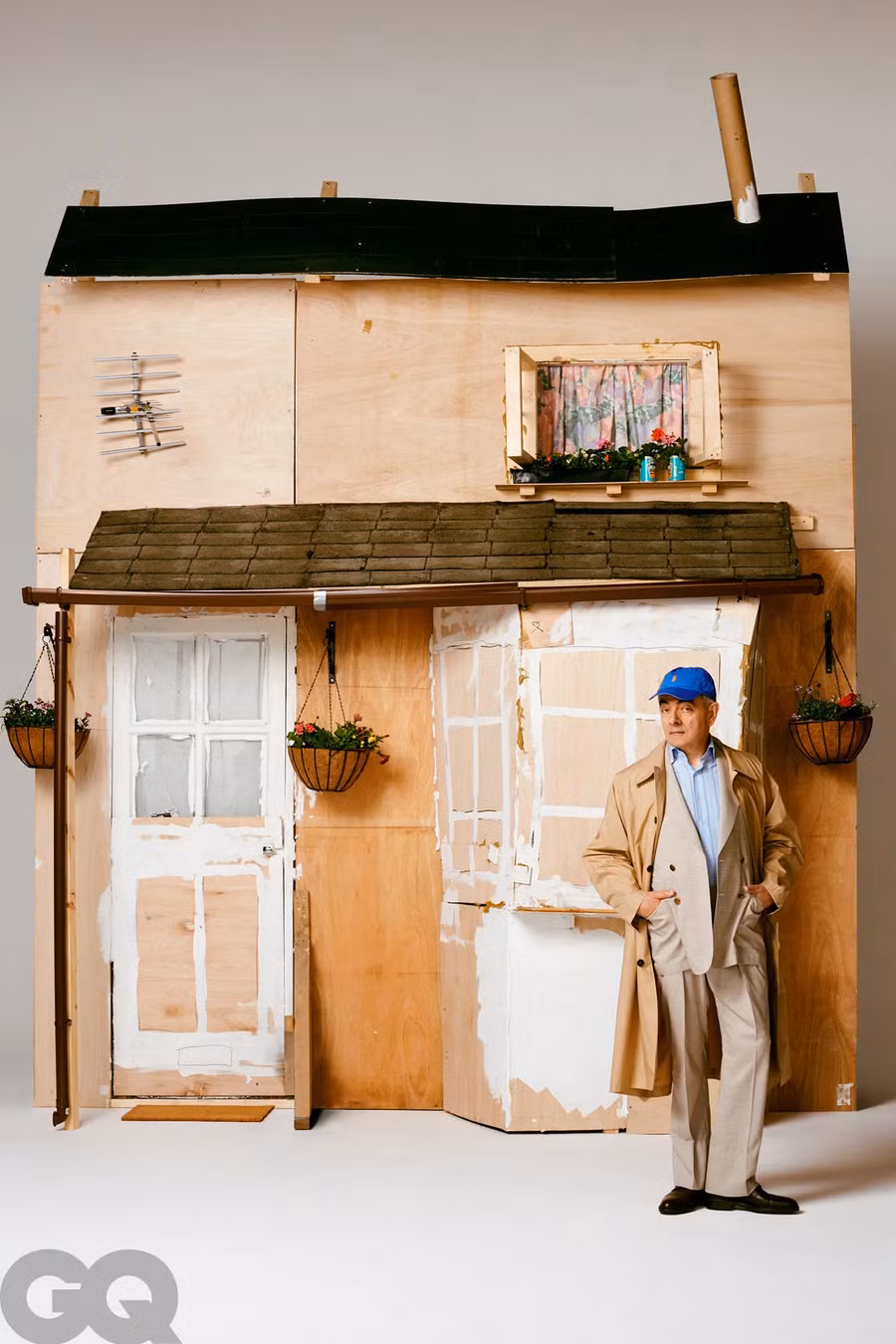 Rowan Atkinson cuốn hút người đối diện bởi sự lịch thiệp khó ai sánh bằng. Ảnh: GQ-magazine.