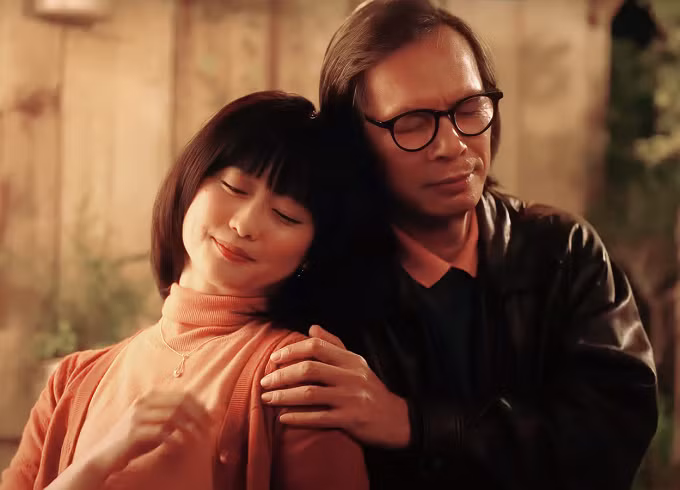 Trần Lực (phải) - vai Trịnh Công Sơn về già - và Michiko (Nakatani Akari).