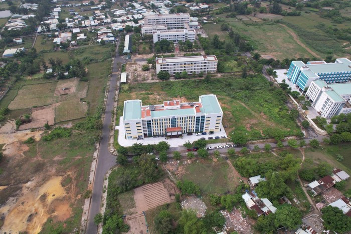 Sau 26 năm phê duyệt quy hoạch, dự án Làng Đại học Đà Nẵng vẫn đang gặp khó khăn trong công tác giải phóng mặt bằng. (Ảnh internet) Sau 26 năm phê duyệt quy hoạch, dự án Làng Đại học Đà Nẵng vẫn đang gặp khó khăn trong công tác giải phóng mặt bằng. (Ảnh internet)