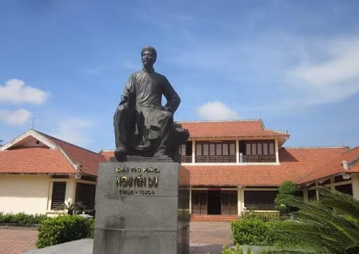 Tượng đại thi hào Nguyễn Du tại khu lưu niệm ở quê hương Nghi Xuân, Hà Tĩnh của ông. Ảnh: ITN.