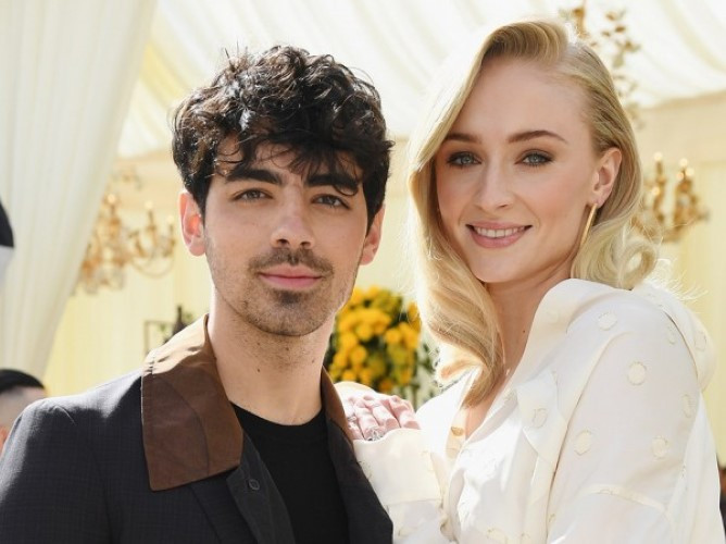 Joe Jonas và Sophie Turner.