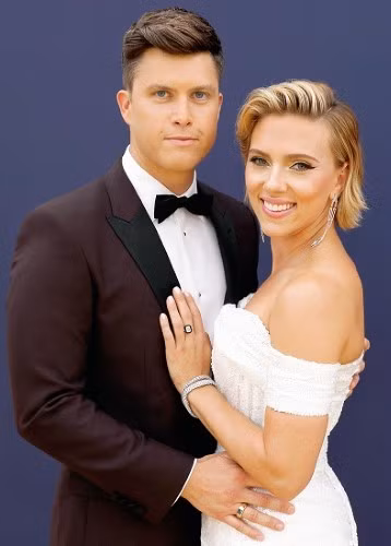 Scarlett Johansson và Colin Jost.