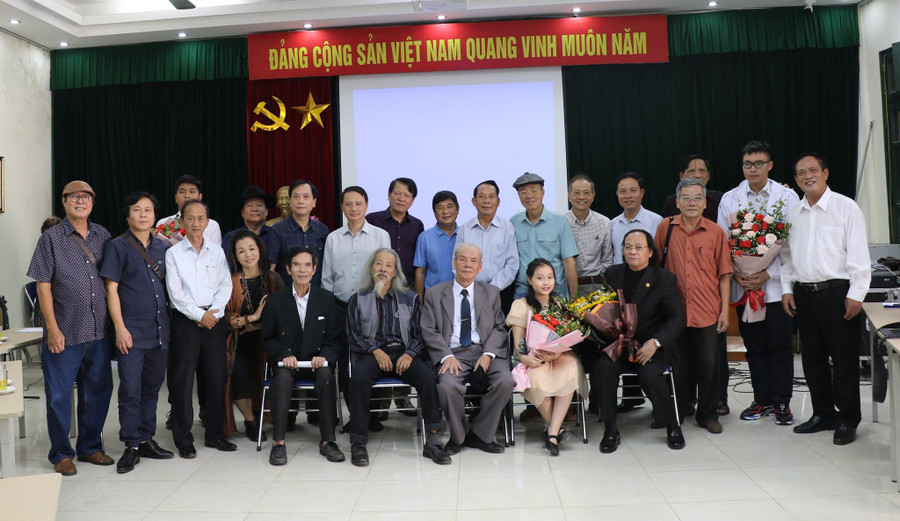 Nhạc sĩ Hoàng Giai (ngồi giữa) và các hội viên Hội Âm nhạc Hà Nội.