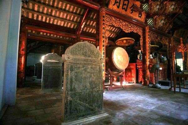 Tại Văn miếu Xích Đằng còn tấm bia ghi tên Tống Trân, được lập vào cuối triều Nguyễn.