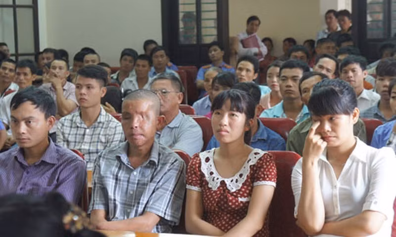 Người bị hại và rất đông người dân đến tham dự phiên tòa.