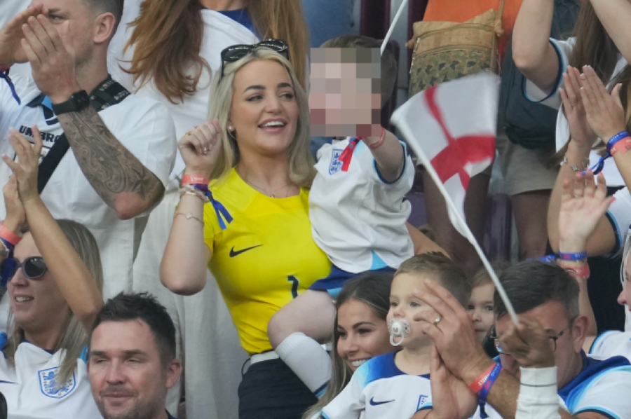 Bà xã Megan Davison của thủ thành Jordan Pickford trên khán đài sân Khalifa. Bà xã Megan Davison của thủ thành Jordan Pickford trên khán đài sân Khalifa.