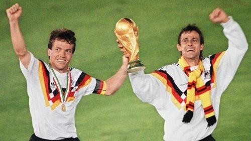 Kỷ lục gia Mattheus (trái) với 25 trận thi đấu ở 5 kỳ World Cup. Kỷ lục gia Mattheus (trái) với 25 trận thi đấu ở 5 kỳ World Cup.