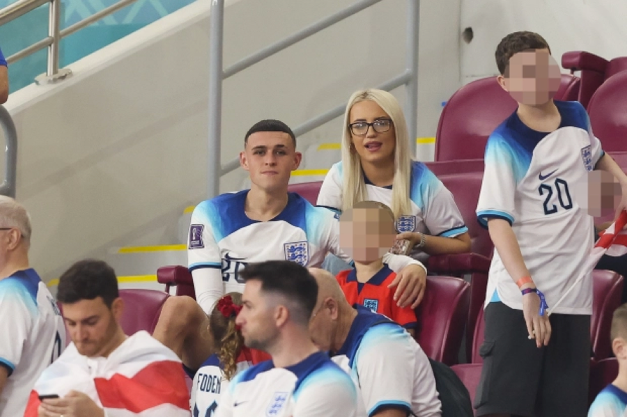 Phil Foden ăn mừng chiến thắng cùng bạn gái Rebecca Cooke và con trai Ronnie. Phil Foden ăn mừng chiến thắng cùng bạn gái Rebecca Cooke và con trai Ronnie.
