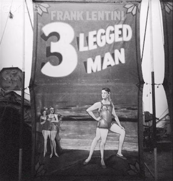 Frank Letini trên áp phích quảng cáo tại một gánh xiếc.