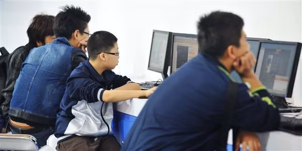 Dù là ngày nghỉ, các em vẫn phải làm bài tập 2 giờ.