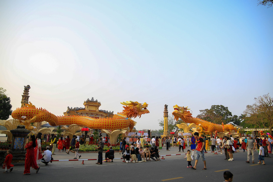 2 linh vật rồng được đặt trước Trường THPT chuyên Quốc học Huế thu hút hàng trăm người đến vui chơi, chụp ảnh lưu niệm. 2 linh vật rồng được đặt trước Trường THPT chuyên Quốc học Huế thu hút hàng trăm người đến vui chơi, chụp ảnh lưu niệm.