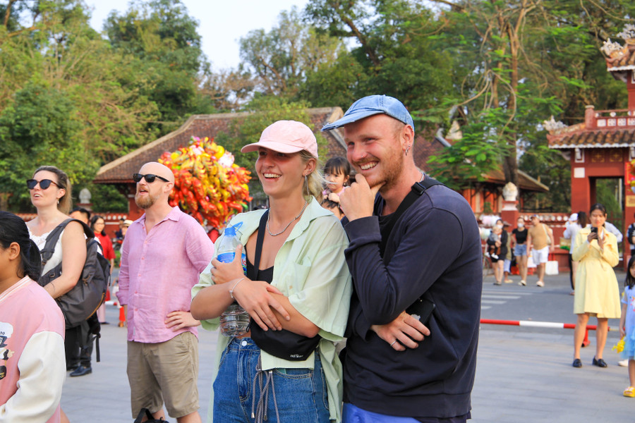 Hội Xuân cũng thu hút sự thích thú, hào hứng của du khách nước ngoài. (Ảnh: Hoàng Hải) Hội Xuân cũng thu hút sự thích thú, hào hứng của du khách nước ngoài. (Ảnh: Hoàng Hải)