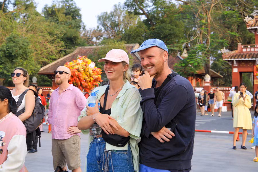 Hội Xuân cũng thu hút sự thích thú, hào hứng của du khách nước ngoài. (Ảnh: Hoàng Hải)