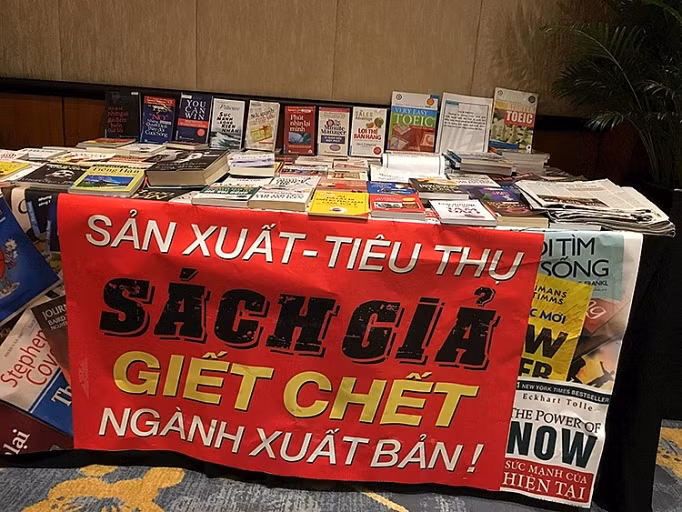 Hủy diệt tri thức bằng sách… giả