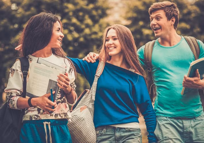  Du học là cơ hội làm quen bạn bè quốc tế.