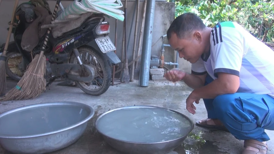 Nhiều gia đình chung tình trạng nước giếng khoan đục như nước gạo và có mùi tanh.