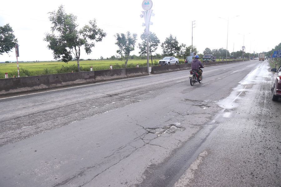 Mặc dù, cơ quan chức năng nhiều lần có văn bản đốc thúc nhưng nhà đầu tư vẫn chậm trễ công tác khắc phục. Mặc dù, cơ quan chức năng nhiều lần có văn bản đốc thúc nhưng nhà đầu tư vẫn chậm trễ công tác khắc phục.