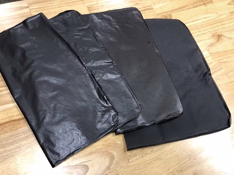 Sản phẩm màng, tấm lọc Mdoped cryptomelane kích thước 25x25 cm của nhóm nghiên cứu.