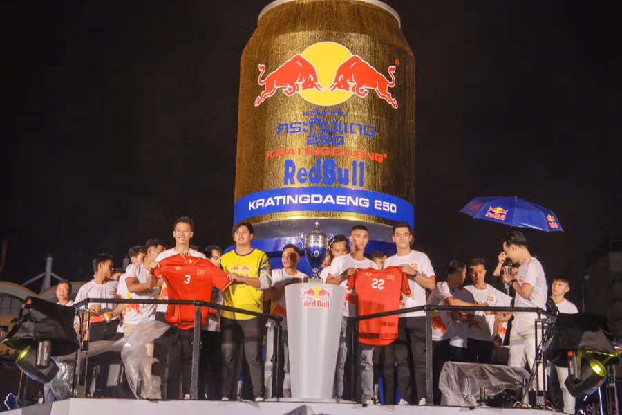 Hai cầu thủ của Đội tuyển Quốc gia Nguyễn Tiến Linh (hàng đầu, ngoài cùng bên phải) và Quế Ngọc Hải (hàng đầu, ngoài cùng bên trái) trao tặng áo cho đội bóng sinh viên ĐH Huế (Ảnh: Hoàng Hải).