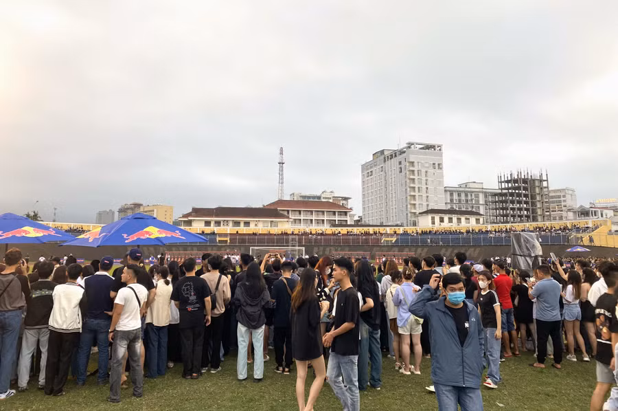 Hàng nghìn sinh viên và người hâm mộ bóng đá đến tham gia chương trình.