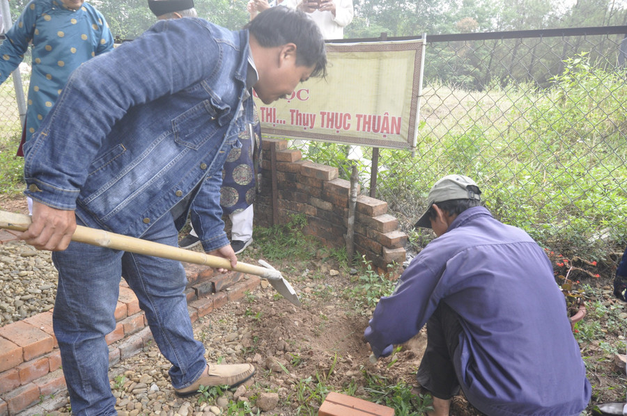 Lăng mộ vợ vua Tự Đức có tổng diện tích là 202m2, diện tích lăng chính 35m2, diện tích còn lại được lát đá, trồng cây tạo cảnh quan. (Ảnh: T.H). Lăng mộ vợ vua Tự Đức có tổng diện tích là 202m2, diện tích lăng chính 35m2, diện tích còn lại được lát đá, trồng cây tạo cảnh quan. (Ảnh: T.H).