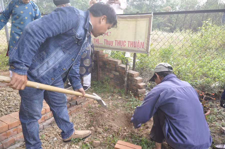 Lăng mộ vợ vua Tự Đức có tổng diện tích là 202m2, diện tích lăng chính 35m2, diện tích còn lại được lát đá, trồng cây tạo cảnh quan. (Ảnh: T.H).