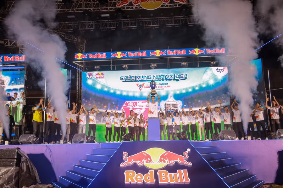 Các cầu thủ đội bóng của ĐH Huế tại chương trình giao lưu “Bùng nổ năng lượng - Tôn vinh nhà vô địch”.