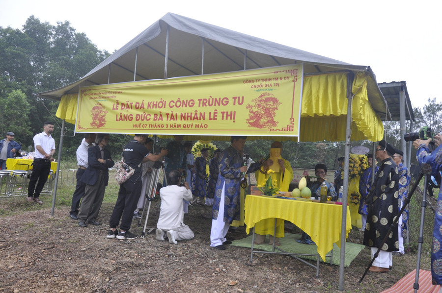 Lễ đặt đá khởi công công trình lăng mộ vợ vua Tự Đức sau gần 6 năm bị san ủi bởi dự án bãi đỗ xe. (Ảnh: T.H). Lễ đặt đá khởi công công trình lăng mộ vợ vua Tự Đức sau gần 6 năm bị san ủi bởi dự án bãi đỗ xe. (Ảnh: T.H).