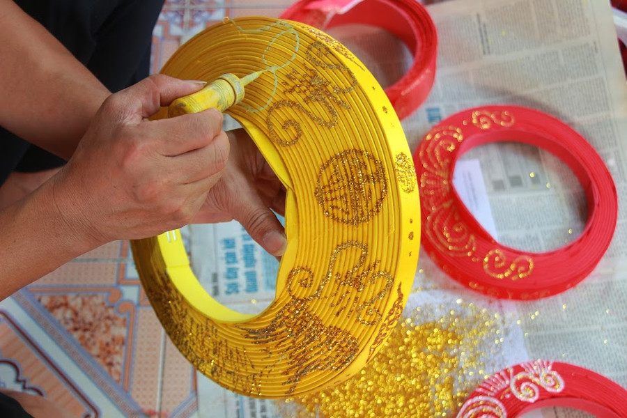 Làm được một chiếc khăn xếp phải trải qua 7 công đoạn.