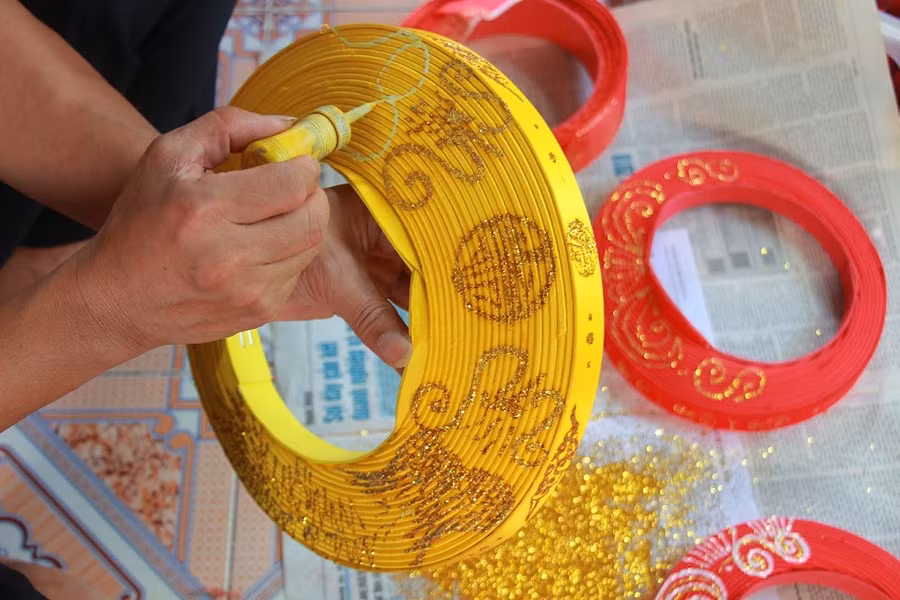 Làm được một chiếc khăn xếp phải trải qua 7 công đoạn.