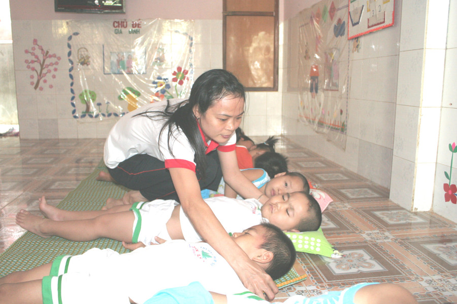 Cô giáo mầm non chăm sóc trẻ là con công nhân Khu công nghiệp Trà Nóc (quận Bình Thủy, TP Cần Thơ). Ảnh: Q. Ngữ