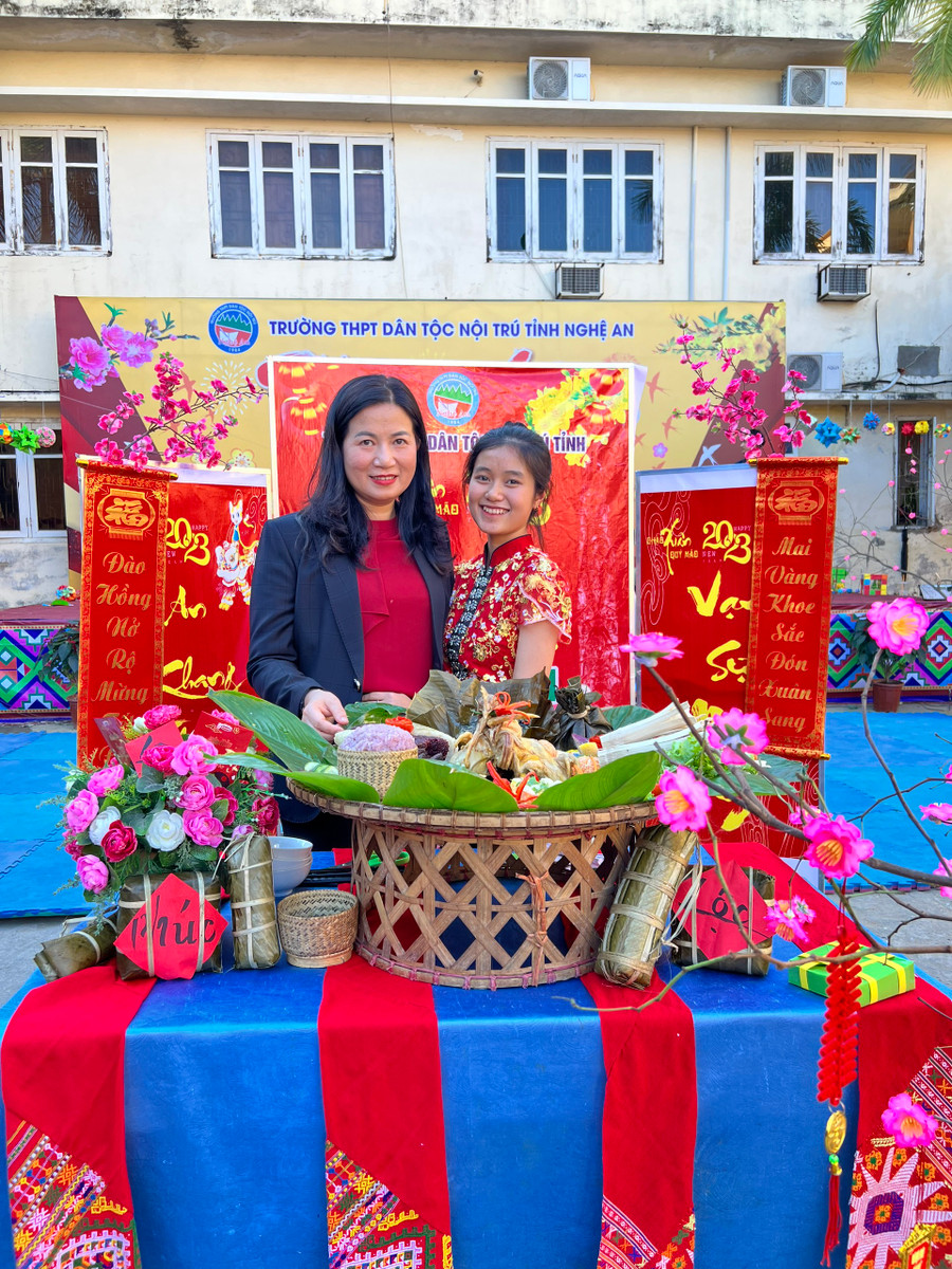 Cô Nguyễn Thị Kiều Hoa - Hiệu trưởng Trường THPT DTNT tỉnh Nghệ An cùng học trò. Ảnh: NTCC