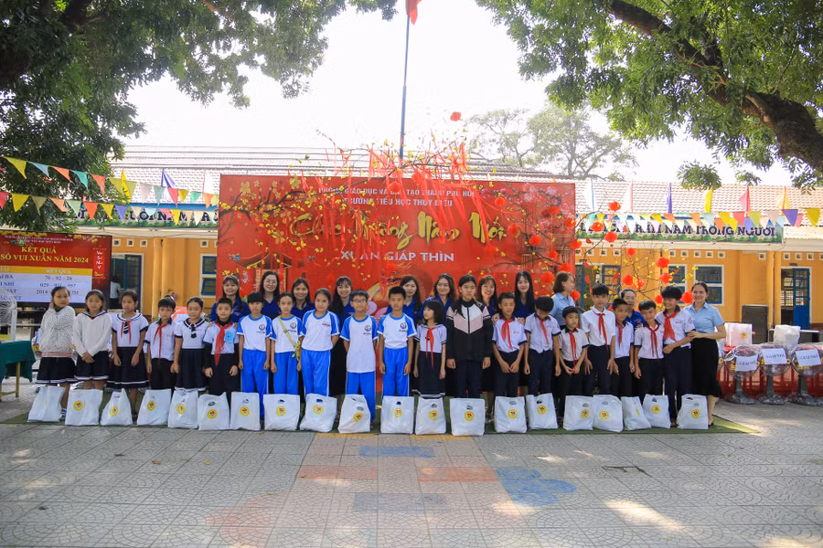 Nhiều phần quà ý nghĩa được trao cho học sinh, giúp các em đón Tết vui vẻ bên gia đình.