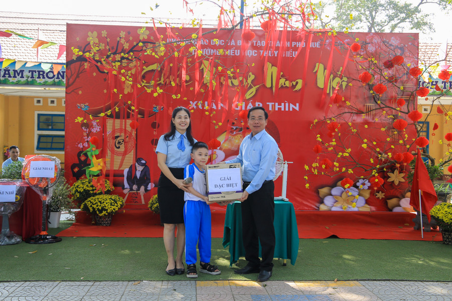 Đại diện Trường Tiểu học Thủy Biều trao giải Đặc biệt cho học sinh may mắn trong chương trình văn nghệ xổ số. Đại diện Trường Tiểu học Thủy Biều trao giải Đặc biệt cho học sinh may mắn trong chương trình văn nghệ xổ số.
