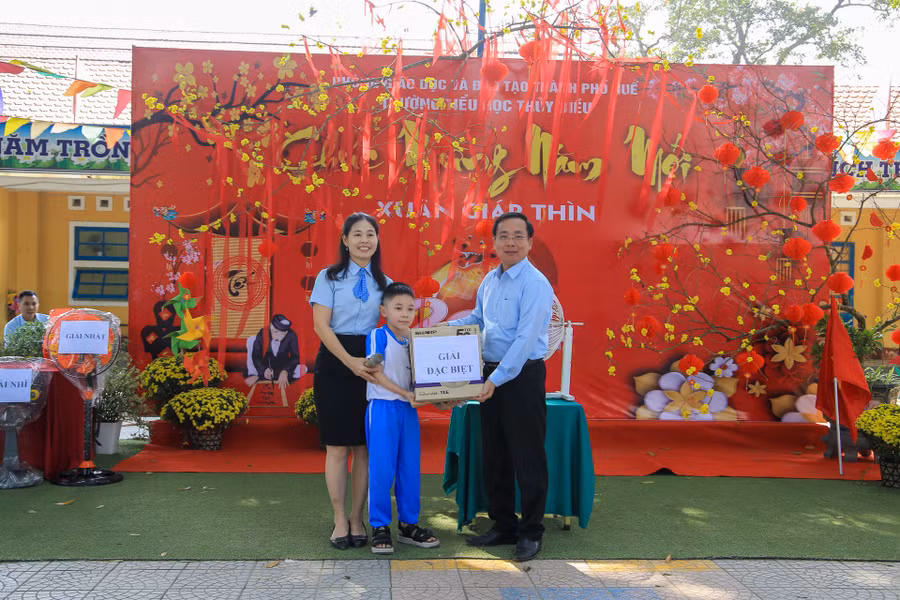 Đại diện Trường Tiểu học Thủy Biều trao giải Đặc biệt cho học sinh may mắn trong chương trình văn nghệ xổ số.