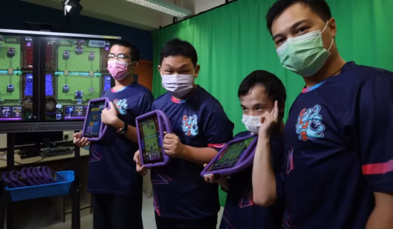 Tam Kwong-kit (đứng thứ 2 từ trái sang) chơi eSport cùng thầy Li và các bạn.