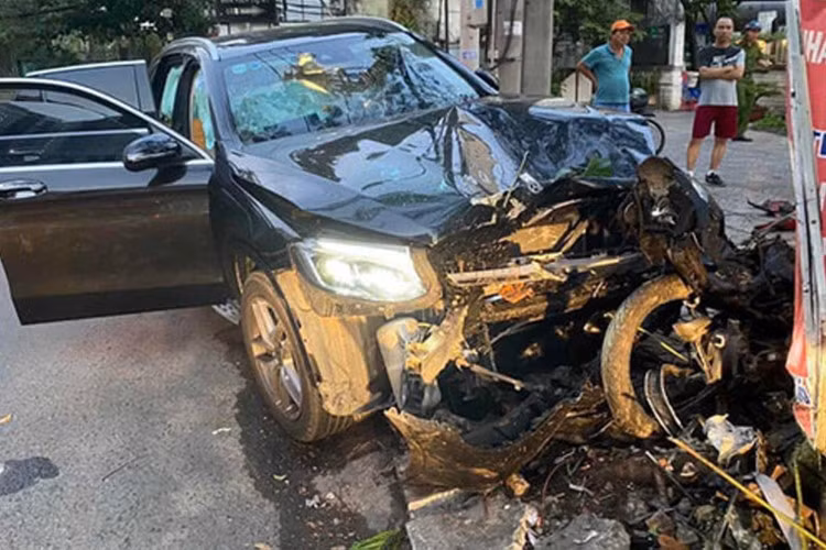 Hiện trường chiếc xe gây tai nạn. Ảnh: CTV