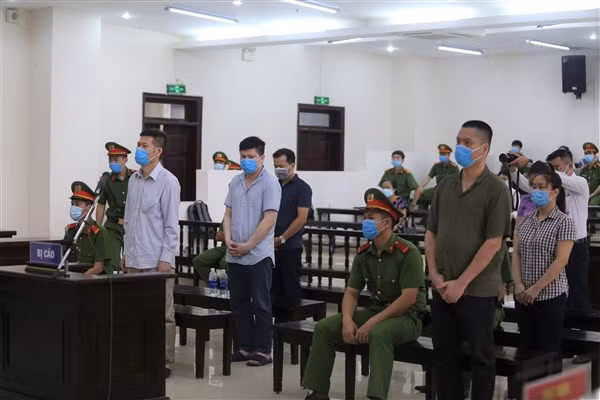 Các bị cáo tại phiên phúc thẩm vụ án.