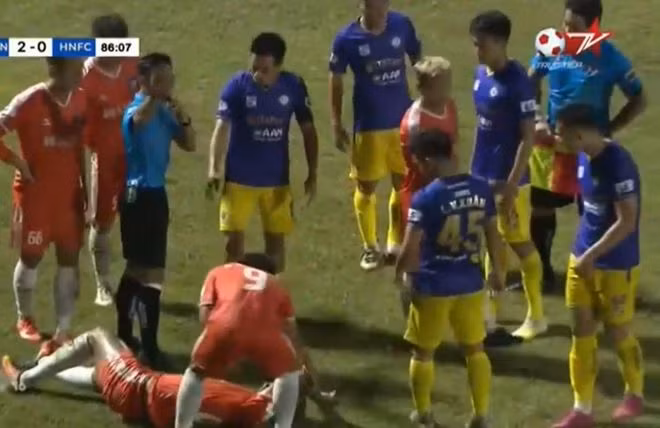 Treo còi trọng tài “nương tay” với… Văn Quyết, Việt Anh ảnh 2